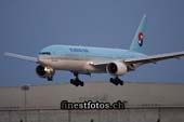 korean-air.boeing-777-2b5-er.hl-7715.2009.05.09.imgi0093.cc